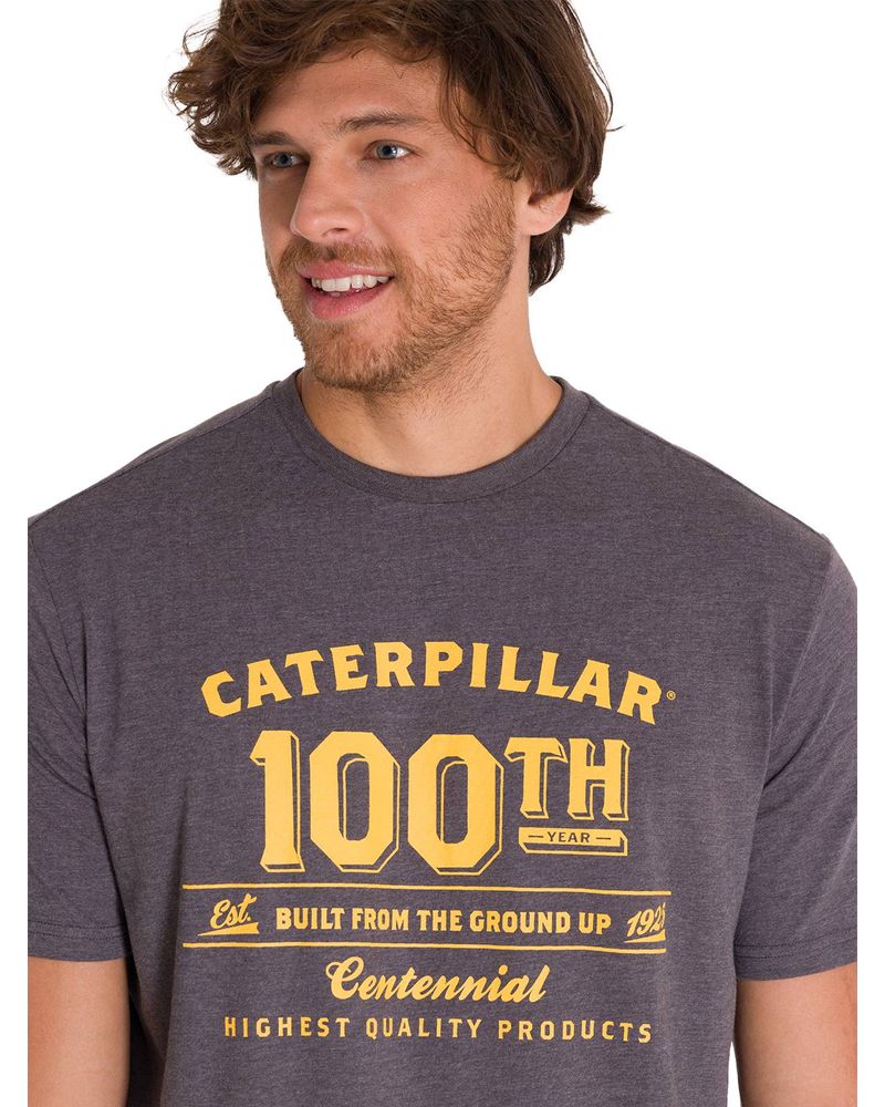 Polera-Manga-Corta-Casual-Hombre-CENTENNIAL-100-YEARS-GRAPHIC-TEE-Gris-Clara-Cat
