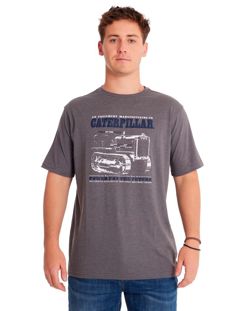 Polera-Manga-corta-Casual-Hombre-HISTORIC-TRADITION-GRAPHIC-TEE-8-Gris-CAT